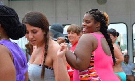 女子被迫吃瓜,揭开背后的人性丑恶