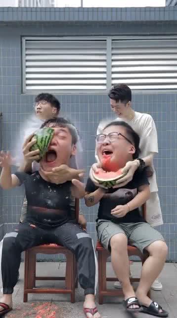 小伙在吃瓜,小伙的吃瓜日常